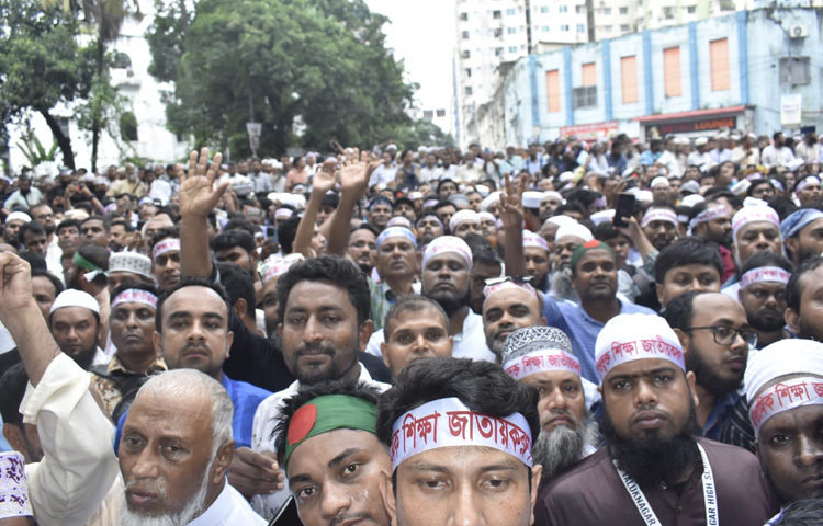 এদিকে সকালেই এমপিওভুক্ত শিক্ষা জাতীয়করণ প্রত্যাশী জোটের পক্ষ থেকে জানানো হয়, ২০১৮ সালে দীর্ঘ আন্দোলনের পর তৎকালীন সরকার ৫ শতাংশ বার্ষিক প্রবৃদ্ধি ও ২০ শতাংশ বৈশাখি ভাতা দেওয়ার সিদ্ধান্ত কার্যকর করে। তখন প্রতিশ্রুতি ছিল পরবর্তী মেয়াদে জাতীয়করণের। তবে আগের সরকার তা বাস্তবায়ন না করায় শিক্ষকদের আন্দোলন অব্যাহত থাকে।