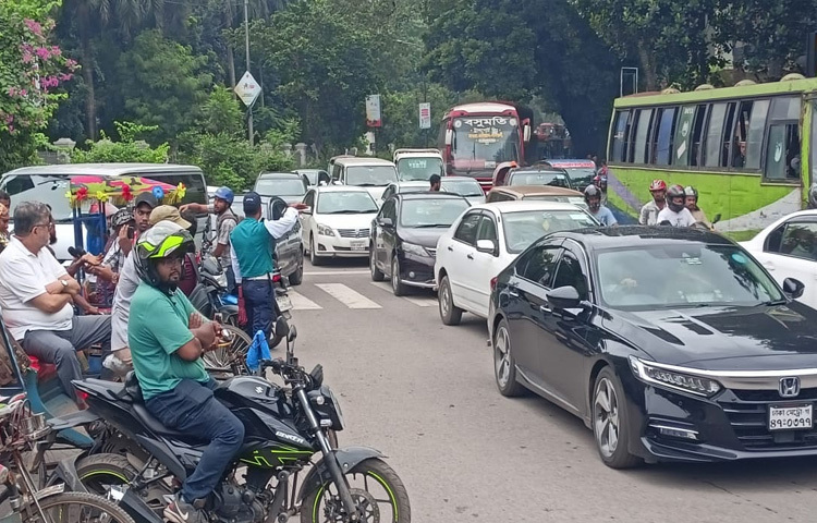 এই রাস্তা বন্ধ হওয়ার ফলে প্রেস ক্লাব হয়ে চলাচল করা যানবাহনগুলো সচিবালয়ের সামনের রাস্তা ব্যবহার করে চলাচল করছে। ফলে দীর্ঘ ভোগান্তিতে পড়তে হচ্ছে যাত্রীদের।