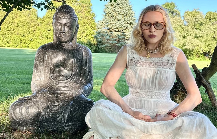 ষাট পেরিয়েও ম্যাডোনা এখনো থেমে যাননি। মঞ্চে তার এনার্জি, গান নিয়ে পরীক্ষা-নিরীক্ষা আর জীবনের প্রতি তার দৃষ্টিভঙ্গি প্রমাণ করে, তিনি শুধু একজন পপ তারকা নন; তিনি এক যুগের প্রতিনিধিত্বকারী আইকন।