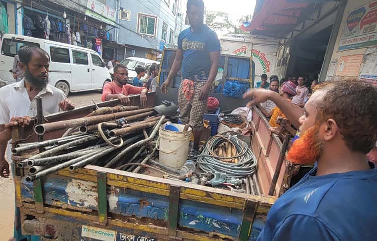 জ্বালানি ও খনিজ সম্পদ বিভাগের নির্বাহী ম্যাজিস্ট্রেটের নেতৃত্বে গতকাল ঢাকা, গাজীপুর ও নারায়ণগঞ্জের বিভিন্ন স্থানে অবৈধ গ্যাস সংযোগ বিচ্ছিন্ন ও উচ্ছেদ অভিযান পরিচালনা করা হয়। ছবি: পিআইডি