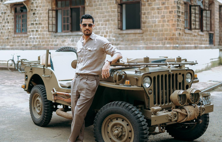 ভারতে ফিরে আসার পর তিনি থিয়েটারের সঙ্গে যুক্ত হন। নাসিরুদ্দিন শাহের থিয়েটার গ্রুপে কাজ করার মাধ্যমে অভিনয়ের হাতেখড়ি হয়। ২০০১ সালে মীরা নায়ারের ছবি ‘মনসুন ওয়েডিং’ দিয়ে বলিউডে অভিষেক হয়। তবে বাণিজ্যিক সাফল্য আসতে দেরী হয়।