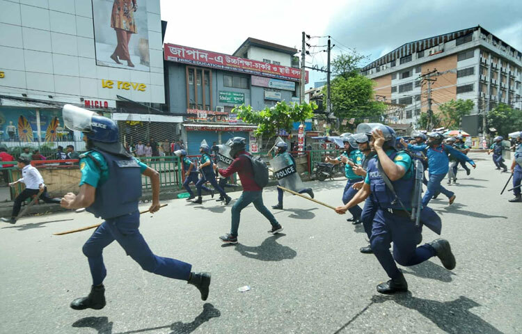 ঢাকা কলেজ ও সিটি কলেজ শিক্ষার্থীদের সংঘর্ষের ঘটনায় রাজধানীর সায়েন্সল্যাব এলাকায় অতিরিক্ত পুলিশ মোতায়েন করা হয়েছে।