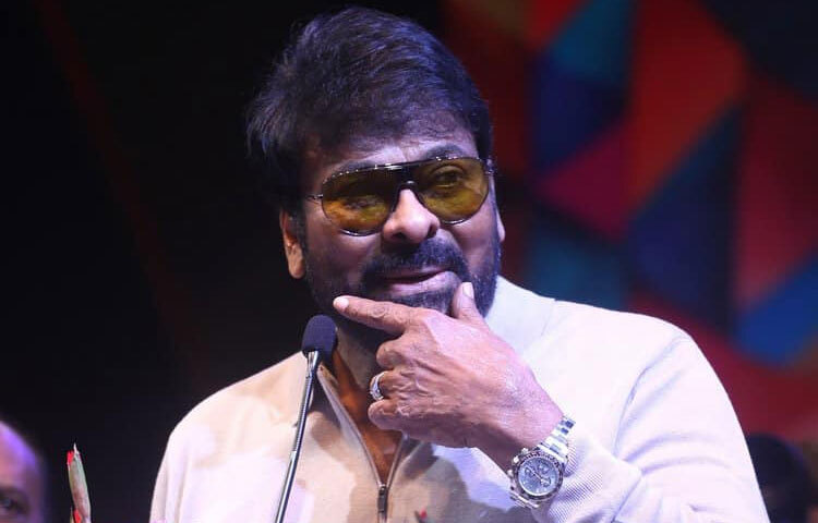 চিরঞ্জীবীর অভিনয়শৈলীর অন্যতম বৈশিষ্ট্য হলো চরিত্রের প্রতি তার আবেগ ও আন্তরিকতা। হিরো হিসেবে যিনি রোমান্টিক, অ্যাকশন ও কমেডির মধ্যে নিজেকে সমানভাবে মেলে ধরতে পারেন। ১৯৮০ এবং ১৯৯০ এর দশকে তার সিনেমাগুলো প্রমাণ করেছে যে তিনি শুধু কমার্শিয়াল হিট নয়, বরং অভিনেতা হিসেবে বহুমাত্রিক।