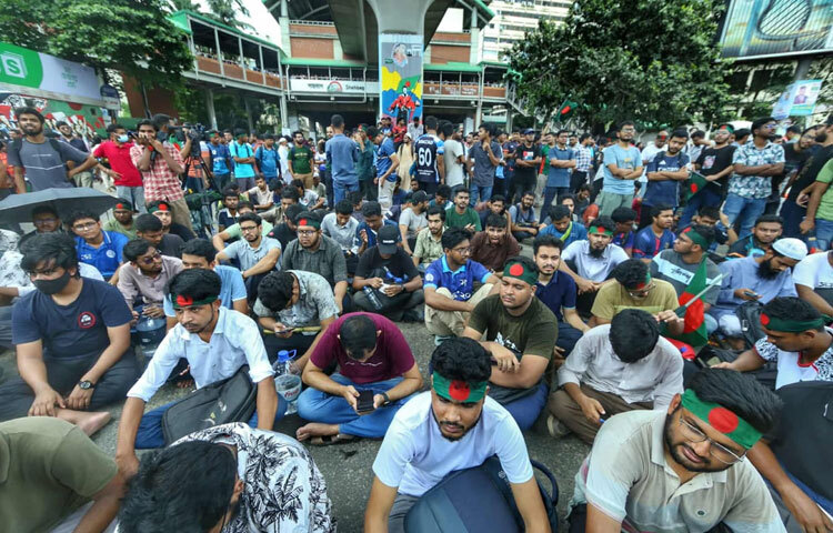 অবরোধের কারণে শাহবাগ থেকে ফার্মগেট, পলাশী, টিএসসি ও মৎস্যভবন এলাকায় তীব্র যানজট তৈরি হয়েছে। বিকল্প সড়কগুলোতেও গাড়ির চাপ বেড়েছে। পুলিশ পরিস্থিতি নিয়ন্ত্রণে চেষ্টা চালালেও শিক্ষার্থীরা অবরোধ তুলে নেওয়ার কোনো ঘোষণা দেননি।
