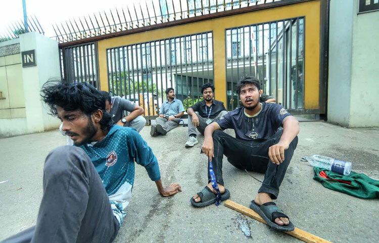 একইসঙ্গে পুলিশ কয়েক রাউন্ড টিয়ারশেল ও সাউন্ড গ্রেনেড নিক্ষেপ করে। এতে কয়েকজন শিক্ষার্থী আহত হন।