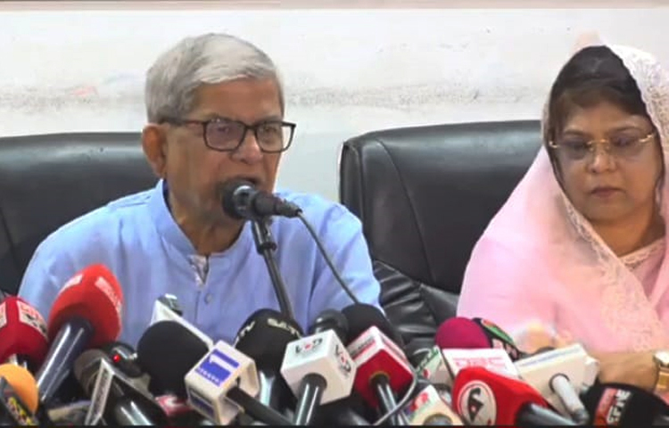 নেতাকর্মীদের স্মরণ করিয়ে বিএনপি মহাসচিব মির্জা ফখরুল ইসলাম আলমগীর বলেছেন, ‌‘একটা ষড়যন্ত্র চলছে, সেই ষড়যন্ত্রটা হচ্ছে, এই মধ্যপন্থা বা উদারপন্থী রাজনীতিকে সরিয়ে দিয়ে একটা উগ্রবাদের রাজনীতিকে নিয়ে আসার ষড়যন্ত্র চলছে।’ আজ জাতীয় প্রেসক্লাবে সৈয়দা ফাতেমা সালাম রচিত ‘রক্তাক্ত জুলাই’ বইয়ের মোড়ক উন্মোচন ও প্রকাশনা অনুষ্ঠানে তিনি এ কথা বলেন। ছবি: জাগো নিউজ