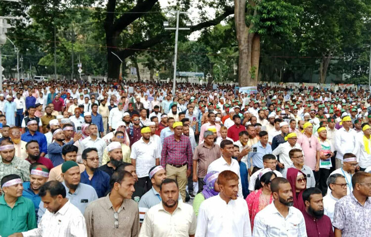 শিক্ষকদের দাবিগুলো হলো- প্রাথমিক বিদ্যালয়ে শিক্ষক হিসেবে এন্ট্রি পদ সহকারী শিক্ষকদের ১১তম গ্রেডে বেতন-ভাতা দেওয়া, শতভাগ শিক্ষককে পদোন্নতি এবং ১০ ও ১৬ বছরপূর্তিতে উচ্চতর গ্রেড প্রাপ্তির জটিলতা নিরসন।