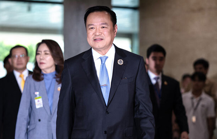 ধনকুবের অনুতিন চার্নভিরাকুলকে থাইল্যান্ডের নতুন প্রধানমন্ত্রী হিসেবে নির্বাচিত করেছে দেশটির পার্লামেন্ট। গত সপ্তাহে আদালতের রায়ে সাবেক প্রধানমন্ত্রী পেতংতার্ন সিনাওয়াত্রা পদচ্যুত হওয়ার পর শুক্রবার (৫ সেপ্টেম্বর) এই পরিবর্তন এলো। ছবি: এএফপি