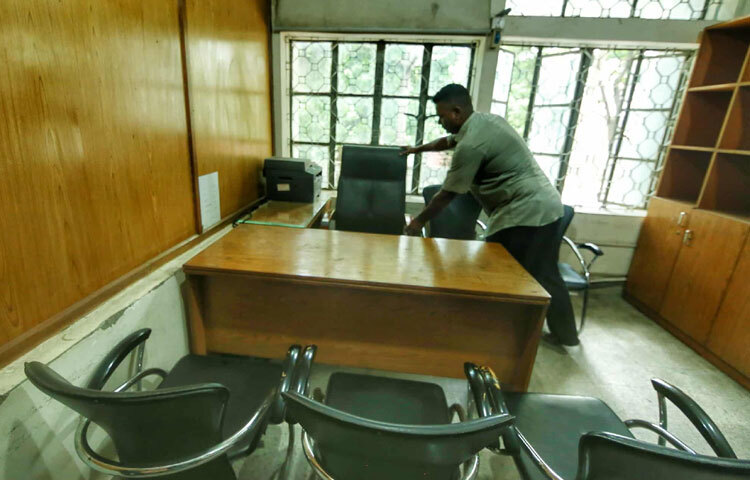 ডাকসুর ভিপি, জিএস এবং এজিএসের রুমে চলছে ধোয়া-মুছা, চেয়ার-টেবিল সাজানো সবই নতুনদের বরণের প্রস্তুতি।