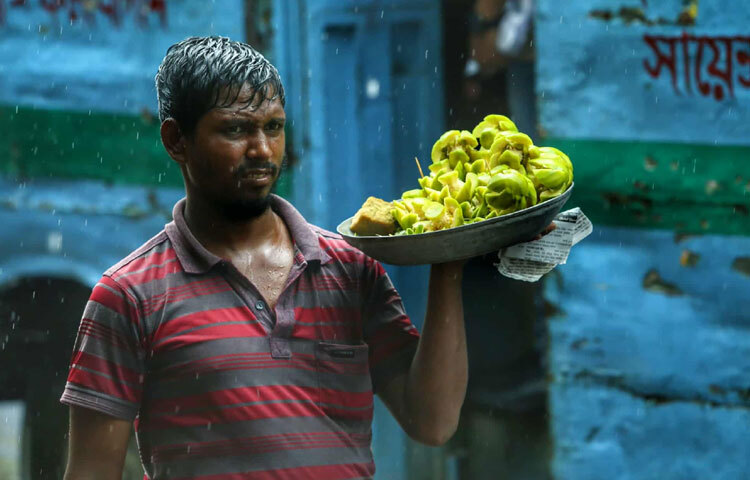 ঢাকার মতো ব্যস্ত শহরে বৃষ্টি মানে যানজট, ভোগান্তি, সময় নষ্ট। কিন্তু যারা ফুটপাতে জীবন গুছিয়ে নিতে চেয়েছেন, কিংবা পথেই বেঁচে থাকার লড়াই চালাচ্ছেন, তাদের কাছে বৃষ্টি যেন এক ভয়ংকর অভিশাপ।