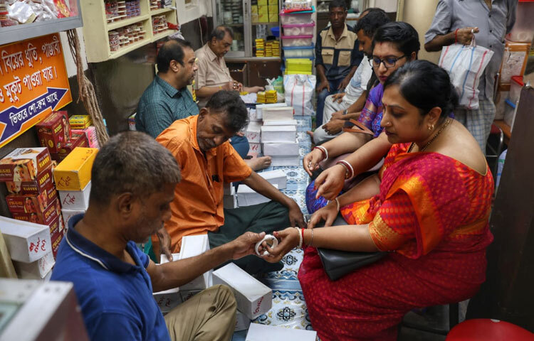 বাজার ঘুরে যাওয়া যেকেউ সহজেই বুঝতে পারেন, শাখারি বাজার শুধু কেনাকাটার স্থান নয়, এটি যেন একটি সংস্কৃতির মেলা, যেখানে প্রতিটি দোকান, প্রতিটি রঙ আর প্রতিটি সামগ্রী যেন উৎসবের সঙ্গে ওতপ্রোতভাবে জড়িত।