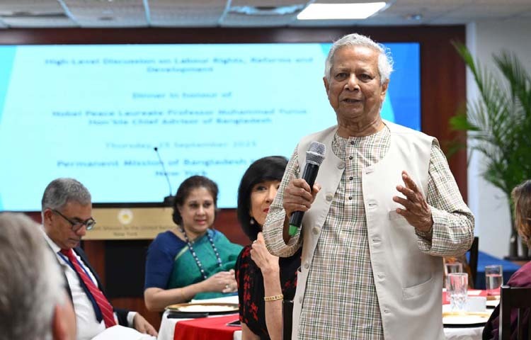 প্রধান উপদেষ্টা প্রফেসর মুহাম্মদ ইউনূস গতকাল যুক্তরাষ্ট্রের নিউইয়র্কে জাতিসংঘে বাংলাদেশ স্থায়ী মিশনে ‌‘বাংলাদেশের শ্রম অধিকার বিষয়ক’ উচ্চপর্যায়ের আলোচনা অনুষ্ঠানে বক্তৃতা করেন। ছবি: পিআইডি