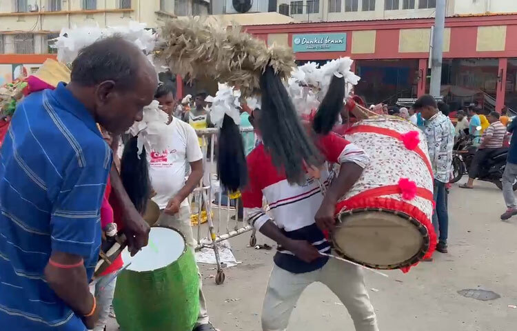 শিয়ালদহ স্টেশন চত্বর দুর্গাপূজার সময় ঢাকিদের জন্য একটি গুরুত্বপূর্ণ কেন্দ্র হয়ে ওঠে। ঢাকের মধ্যে বিভিন্ন ধরনের রং মিলন্তি নিয়ে উপস্থিত হয়েছেন ঢাকিরা।
