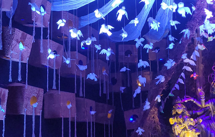 মার্চেন্ট ক্লাব সূত্রে জানা যায়, অর্ধশতাধিক বছরের ঐতিহ্যবাহী ক্লাবটি প্রতিবছরই নতুন কিছু শিল্পকর্ম দিয়ে দুর্গাপূজা আয়োজন করে। এবার দুর্গোৎসব উদযাপন করছে পরিত্যক্ত বাক্স, কার্টন কাগজ, নারকেলের ছোবড়া, পাট ও কাঠের গুড়া দিয়ে তৈরি প্রতিমা আর সাজসজ্জায়।