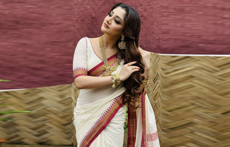 পূজা চেরীর এই সাজ এরই মধ্যে সামাজিক যোগাযোগমাধ্যমে ভাইরাল। অনেকেই মন্তব্য করেছেন, তার সরল সৌন্দর্য পূজার আবহকে আরও শুদ্ধ ও প্রাণবন্ত করে তুলেছে। বিশেষত লাল-সাদার এই চিরায়ত সমন্বয়কে আধুনিক ঢঙে উপস্থাপন করায় ভক্তরা মুগ্ধ হয়েছেন।