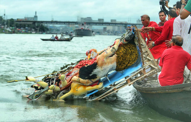 মায়ের বিদায়ের মুহূর্তে আবেগে ভেসে ওঠেন ভক্তরা। চোখে-মুখে আনন্দ ও দুঃখের মিশ্র আবেগ-একদিকে দেবীর বিদায়ের বেদনা, অন্যদিকে আগামী বছরে আবার ফিরে আসবেন দেবী, সেই আশ্বাস।