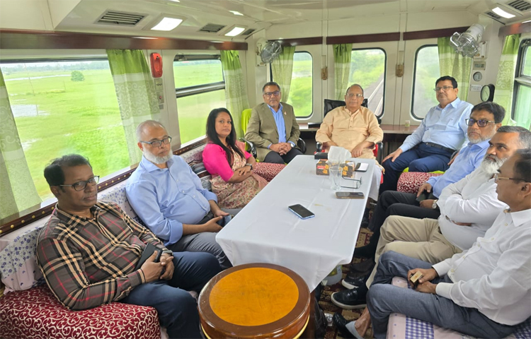 পাবনার সঙ্গে রাজধানীর যোগাযোগব্যবস্থা উন্নয়নে বিভিন্ন পদক্ষেপ নেওয়া হবে বলে জানিয়েছেন সরকারের দুটি গুরুত্বপূর্ণ মন্ত্রণালয়ের সচিবরা। এ লক্ষ্যে তাদের নেতৃত্বে সরকারের উচ্চ ক্ষমতাসম্পন্ন একটি প্রতিনিধি দল সরেজমিন পরিদর্শনের জন্য পাবনা যান। তাদের সঙ্গে ছিলেন বিআইডব্লিউটিএ’র সাবেক চেয়ারম্যান, বিএনপির চেয়ারপারসনের বিশেষ সহকারী ও জাতীয়তাবাদী শ্রমিকদলের সমন্বয়ক শামসুর রহমান শিমুল বিশ্বাস। ছবি: জাগো নিউজ