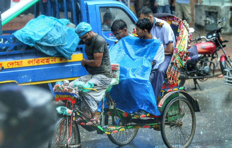 রিকশাওয়ালারা কারও ছাতা খুলে দিয়েছে যাত্রীদের জন্য, আবার কেউ নিজের মাথা ভিজিয়েই চালাচ্ছেন রিকশা।
