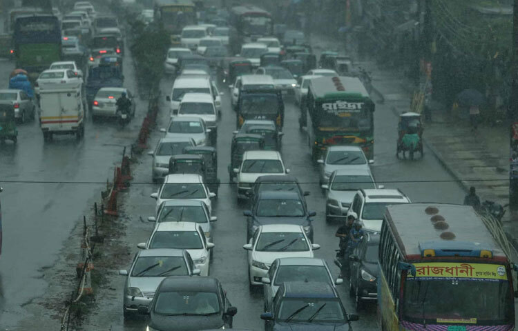 অনেক অফিসগামী ও শিক্ষার্থীকে সাধারণ সময়ের চেয়ে অনেক বেশি সময় রাস্তার উপর কাটাতে হচ্ছে।