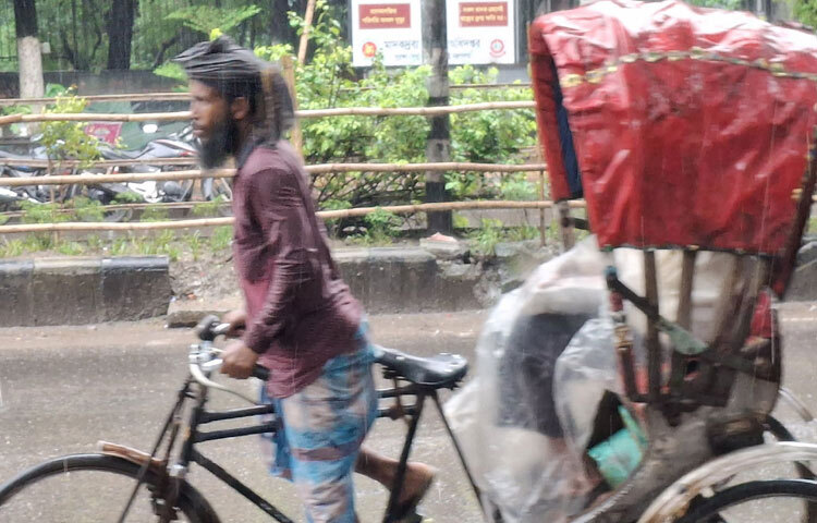 বৃষ্টির পর ঢাকার চিরচেনা চিত্র কোথাও হাঁটুসমান পানি, কোথাও রিকশাচালকের ঠেলাঠেলি। রামপুরা, মালিবাগ, মতিঝিল বা পুরান ঢাকার গলিতে হাঁটা যেন এক নতুন অভিযানের মতো।
