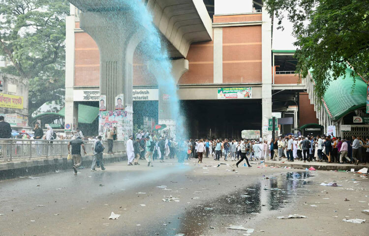 জলকামান ও সাউন্ড গ্রেনেডে শিক্ষকরা ছত্রভঙ্গ হওয়ার পর পুলিশ অ্যাকশনে যায়।