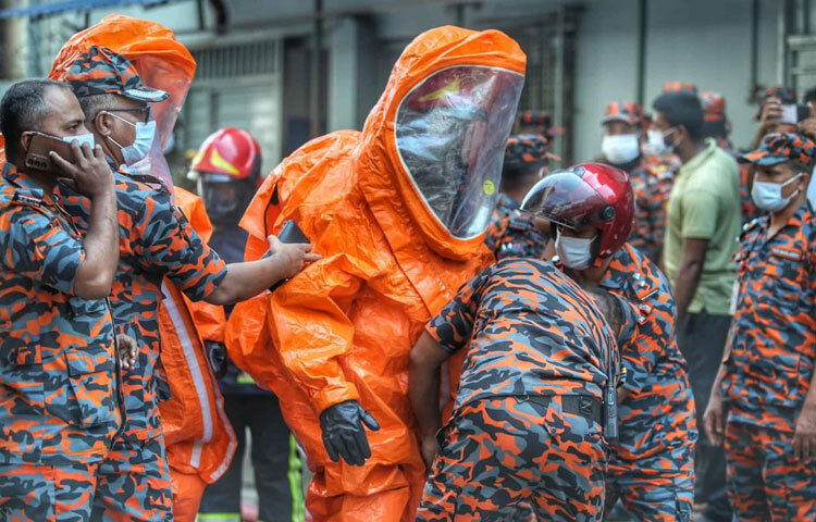 একদিন পেরিয়ে গেলেও রাজধানীর মিরপুরের শিয়ালবাড়িতে কসমিক ফার্মা নামের কেমিক্যাল গোডাউনে আগুন এখনও নেভেনি। উড়ছে ধোঁয়া। ধোঁয়ার উৎপত্তিস্থল অনুসন্ধান করতে গোডাউনটির ভেতরে প্রবেশ করছে ফায়ার সার্ভিসের সদস্যরা। বেলা ১১টা ১০ মিনিটের দিকে ফায়ার সার্ভিসের চারজন সদস্য কেমিক্যাল ফায়ার স্যুট পরে গোডাউনের ভেতরে প্রবেশ করেন।