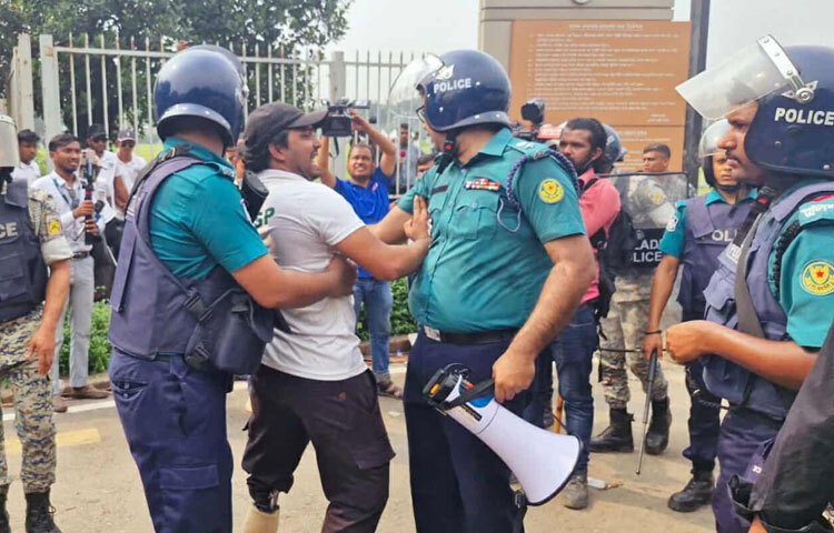 পুলিশের সঙ্গে আন্দোলনকারীদের ধাওয়া-পাল্টা ধাওয়া চলছে।