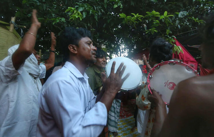 এই বয়ানে তরুণরা যেমন অনুপ্রাণিত হয়, তেমনি প্রবীণরা ফিরে পান অতীতের স্মৃতি। একদিকে গানের সুর, অন্যদিকে তত্ত্বের ব্যাখ্যা-দুই মিলেই ছেউরিয়ার আখড়া হয়ে ওঠে এক আধ্যাত্মিক একতান।