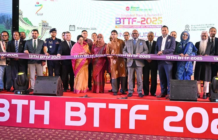 প্রধান উপদেষ্টার আন্তর্জাতিক বিষয় সংক্রান্ত বিশেষ দূত লুৎফে সিদ্দিকী আজ ঢাকায় বাংলাদেশ-চীন মৈত্রী সম্মেলন কেন্দ্রে আন্তর্জাতিক ট্যুরিজম এক্সপো উদ্বোধন করেন। ছবি: পিআইডি