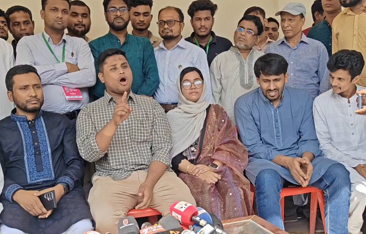 আজ সকালে পিরোজপুর উপজেলা পরিষদ মিলনায়তনে এনসিপির বরিশাল বিভাগে তিন দিনের সাংগঠনিক সফর উপলক্ষ্যে আয়োজিত এক সমন্বয় সভা শেষে সাংবাদিকদের সঙ্গে আলাপ করেন জাতীয় নাগরিক পার্টির (এনসিপি) মুখ্য সংগঠক হাসনাত আবদুল্লাহ। ছবি: জাগো নিউজ