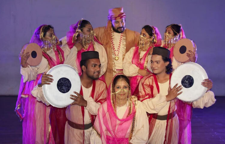 একসময় নিহত হতে হতে রাজ্যের প্রায় সব নারী শেষ হয়ে আসে। তখন পালা আসে উজিরের কন্যা শেহেরজাদের। বুদ্ধিমতি শেহেরজাদ শুরু করেন গল্প বলা।