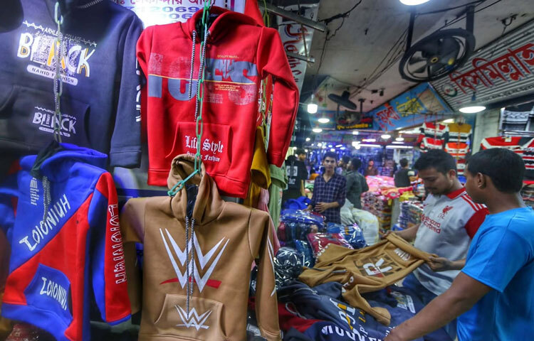 গুলিস্তান এলাকায় অবস্থিত ঢাকা ট্রেড সেন্টার মার্কেটে শীতের সোয়েটার, জ্যাকেট, কার্ডিগান, মাফলার, কম্বলসহ বিভিন্ন ধরনের পোশাক পাইকারি দামে বিক্রি হয়। ঢাকার বাইরের ব্যবসায়ীরা প্রধানত এসব পণ্য কিনে নিজ নিজ শহরে বিক্রির জন্য নিয়ে যাচ্ছেন।