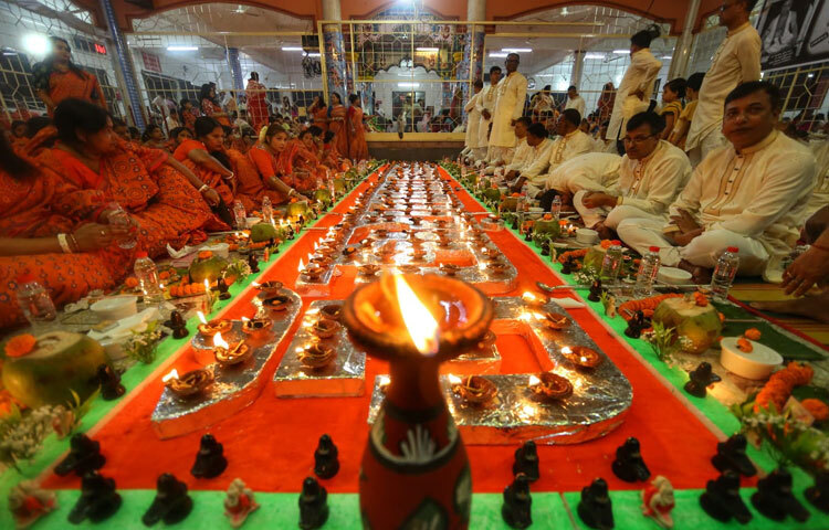 সূর্যাস্তের পর ঘরে বা মন্দিরে সাজানো হয় ছোট্ট একটি পূজামঞ্চ। সেখানে ঘিয়ের প্রদীপ জ্বালিয়ে, ধূপে সুবাস ছড়িয়ে ভক্তরা মাথা নত করেন লোকনাথ ঠাকুরের প্রতি। এ সময় মৃদু কণ্ঠে উচ্চারিত হয় প্রার্থনা, ‘ওম বাবা লোকনাথ, মঙ্গল করো আমাদের জীবনে।’