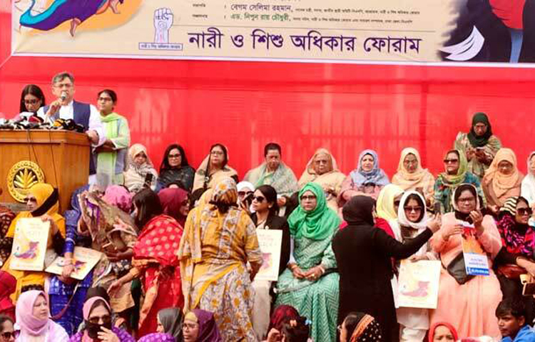 রাজধানীর শাহবাগে আজ ‘নারীর ওপর ক্রমবর্ধমান সহিংসতা ও অসম্মান: প্রতিরোধে প্রস্তুত সচেতন নারী সমাজ’ শীর্ষক মৌনমিছিল পূর্ব সমাবেশে কথা বলেন বিএনপির স্থায়ী কমিটির সদস্য সালাহউদ্দিন আহমদ। ছবি: জাগো নিউজ