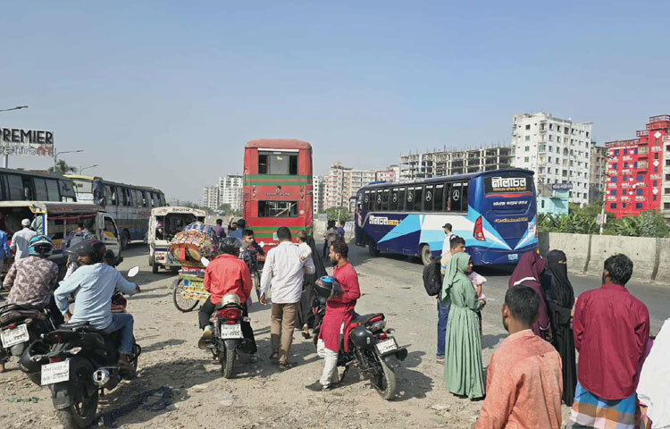হিমাচলে বাসে উঠেছেন রাফি নামের এক তরুণ। তিনি বলেছেন, রাস্তাঘাটতো স্বাভাবিক তাহলে আওয়ামী লীগ কীসের কর্মসূচি দিলো? মিডিয়াতে খবরে দেখলাম যে কোনো অরাজকতা হয়নি। তাই একটা কাজের জন্য মতিঝিল যাবো।