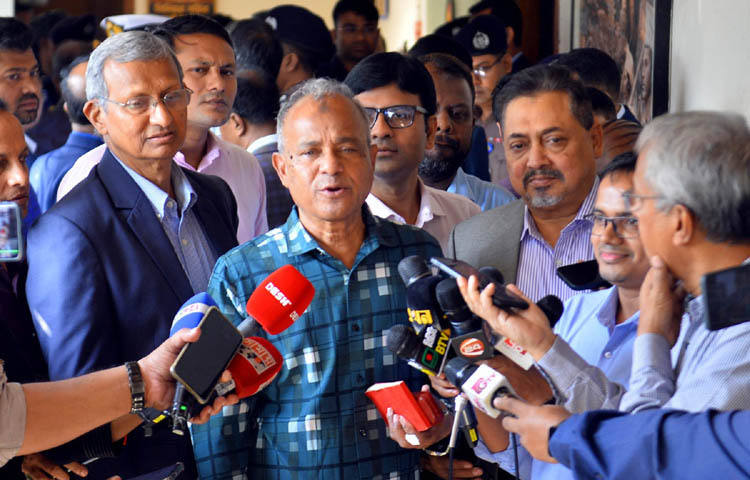 স্বরাষ্ট্র উপদেষ্টা লেফটেন্যান্ট জেনারেল (অব.) মো. জাহাঙ্গীর আলম চৌধুরী আজ মন্ত্রণালয়ের সম্মেলন কক্ষে মহান বিজয় দিবস-২০২৫ যথাযোগ্য মর্যাদায় উদযাপনের লক্ষ্যে জাতীয় কর্মসূচি সুষ্ঠুভাবে বাস্তবায়নকল্পে আইনশৃঙ্খলা নিয়ন্ত্রণসহ সার্বিক নিরাপত্তা ব্যবস্থা গ্রহণের বিষয়ে অনুষ্ঠিত আন্তঃমন্ত্রণালয় সভা শেষে সাংবাদিকদের ব্রিফ করেন। ছবি: পিআইডি