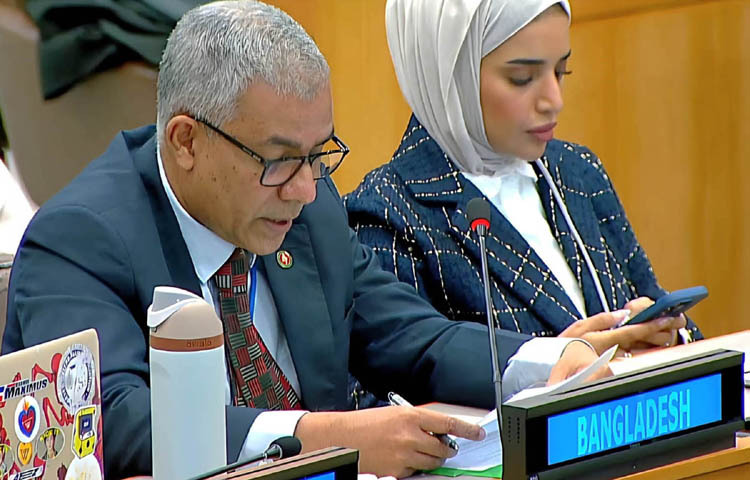 নিউইয়র্কে জাতিসংঘ সদরদপ্তরে সাধারণ পরিষদের তৃতীয় কমিটির সভায় গতকাল রোহিঙ্গা সংকট সমাধানে পুনরায় আন্তর্জাতিক প্রচেষ্টা এবং মিয়ানমারে রোহিঙ্গাদের নিরাপদ প্রত্যাবর্তনের আহ্বান বিষয়ে বাংলাদেশের প্রতিনিধিদলের সদস্য বক্তব্য রাখেন। ছবি: পিআইডি