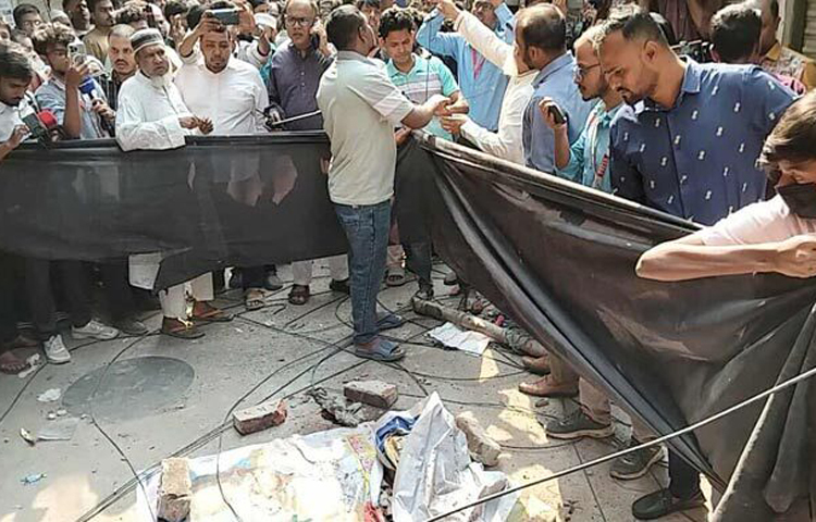 পুরান ঢাকার বংশালের কসাইটুলি এলাকায় ভূমিকম্পের সময় একটি সাততলা ভবনের ছাদের রেলিং ধসে ৩ জন নিহত হয়েছেন। তারা সবাই পথচারী বলে জানা গেছে।