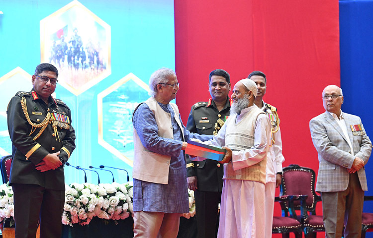 প্রধান উপদেষ্টা প্রফেসর ড. মুহাম্মদ ইউনূস আজ ঢাকা সেনানিবাসে সশস্ত্র বাহিনী দিবস উপলক্ষে খেতাবপ্রাপ্ত বীর মুক্তিযোদ্ধা ও তাঁদের উত্তরাধিকারীগণকে সংবর্ধনা প্রদান করেন। ছবি: পিআইডি