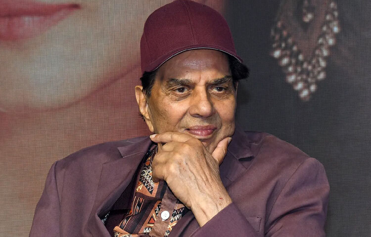 ধর্মেন্দ্রকে বলা হয় বলিউডের সবচেয়ে স্বাভাবিক অভিনেতাদের একজন। তিনি যে চরিত্রেই অভিনয় করেছেন, তা মনে হয়েছে যেন বাস্তবের মানুষ। ষাটের দশকের রোমান্টিক হিরো হিসেবে ‘আস পাস’, ‘অনপঢ়’, ‘কায়া কসম’, ‘চায়না টাউন’ এসব চলচ্চিত্রে তিনি দেখিয়েছেন কোমল অভিনয়ের দারুণ উদাহরণ।