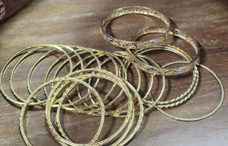 এক প্রশ্নের উত্তরে তিনি বলেন, লকারে পাওয়া স্বর্ণালংকারগুলোর কিছু শেখ হাসিনার ব্যক্তিগত, কিছু তার মেয়ের এবং কিছু তার বোনের নামে চিহ্নিত। প্রতিটি অলংকারে আলাদা মার্কিং রয়েছে। আমাদের অনুসন্ধান দল এগুলো আলাদাভাবে যাচাই করবে। অভিযোগের সঙ্গে যে অংশগুলো সম্পর্কিত, শুধুমাত্র সেগুলোই বর্তমান অনুসন্ধানে বিবেচনায় নেওয়া হবে। প্রয়োজন হলে অন্য অলংকারগুলো পৃথক অনুসন্ধানের আওতায় আসতে পারে।