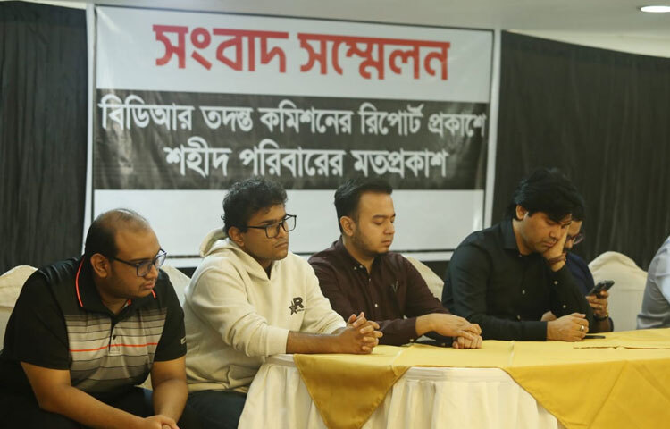 কমিশনের অন্য সদস্যরা হলেন- মেজর জেনারেল মো. জাহাঙ্গীর কবির তালুকদার (অব.), ব্রিগেডিয়ার জেনারেল মো. সাইদুর রহমান বীর প্রতীক (অব.), মুন্সী আলাউদ্দিন আল আজাদ যুগ্মসচিব (অব.), ড. এম. আকবর আলী ডিআইজি (অব.), ঢাকা বিশ্ববিদ্যালয়ের রাষ্ট্রবিজ্ঞান বিভাগের সহযোগী অধ্যাপক মো. শরীফুল ইসলাম, জগন্নাথ বিশ্ববিদ্যালয়ের শিক্ষা ও গবেষণা ইনস্টিটিউটের সহকারী অধ্যাপক মো. শাহনেওয়াজ খান চন্দন।