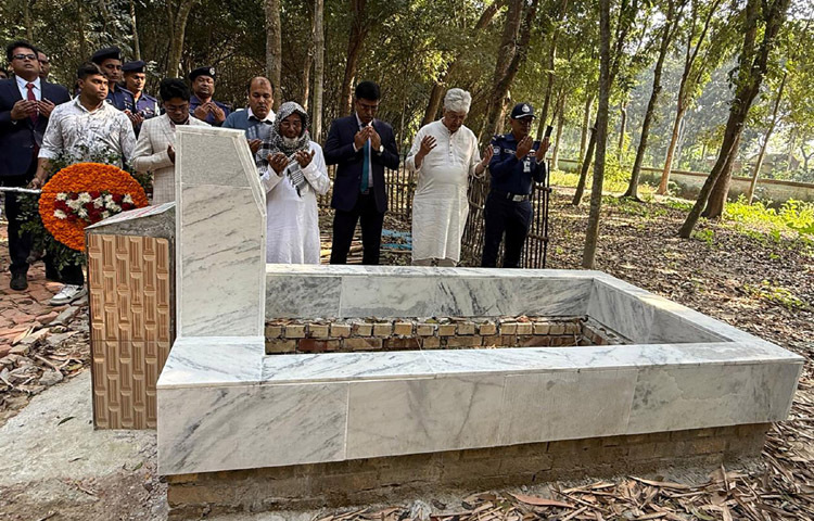 গৃহায়ন ও গণপূর্ত এবং শিল্প উপদেষ্টা আদিলুর রহমান খান আজ চুয়াডাঙ্গা জেলায় সদর উপজেলার শংকর চন্দ্র গ্রামে জুলাই গণ-অভ্যুত্থানে শহীদ শাহরিয়ার শুভর কবর জিয়ারত করেন। ছবি: পিআইডি