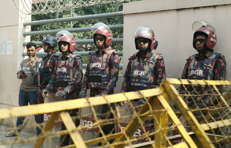 এ অবস্থায় ২৩ নভেম্বর তাকে জরুরিভিত্তিতে এভারকেয়ার হাসপাতালে নেওয়া হয়। তবে উন্নত চিকিৎসার জন্য খালেদা জিয়াকে ৫ ডিসেম্বর লন্ডনে নেওয়ার কথা ছিল। কিন্তু পরে তা পিছিয়ে ৭ ডিসেম্বর করা হয়। শোনা যাচ্ছে সেটি আরও পেছাতে পারে।