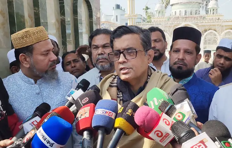 ত্রয়োদশ জাতীয় সংসদ নির্বাচনকে বানচাল করার মতো কোনো শক্তি পৃথিবীতে নেই বলে মন্তব্য করেছেন প্রধান উপদেষ্টার প্রেস সচিব শফিকুল আলম। আজ বেলা সাড়ে ১১টায় শরীয়তপুরের নড়িয়ার সুরেশ্বর দরবার শরীফ জিয়ারত শেষে এ কথা বলেন তিনি। ছবি: জাগো নিউজ