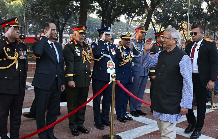 ঢাকায় মিরপুরে শহীদ বুদ্ধিজীবী স্মৃতিসৌধে কর্মকর্তাদের সঙ্গে সালাম বিনিময় করেন শহীদ বুদ্ধিজীবী দিবস উপলক্ষে প্রধান উপদেষ্টা প্রফেসর মুহাম্মদ ইউনূস। ছবি: পিআইডি