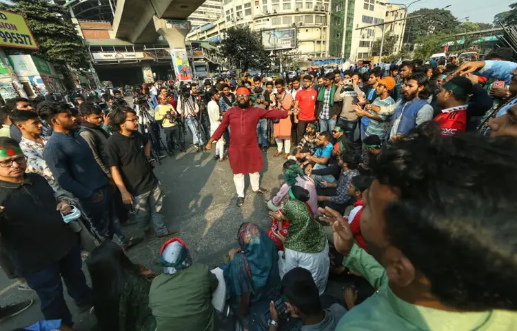 দুপুর ২টা ৩০ মিনিটের সময় শুরু হওয়া এই কর্মসূচির কারণে শাহবাগ মোড়সহ চারপাশের রাস্তায় যান চলাচল বন্ধ হয়ে যায়, যা সাধারণ মানুষের মধ্যে ভোগান্তি সৃষ্টি করেছে।