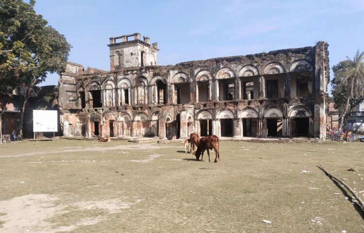 তার পাশে আছে উত্তরীসর ভবন। সদ্য ভবনটির সংস্কার কাজ শেষ করেছে প্রত্নতত্ত্ব অধিদপ্তর। মূল যে ভবনটি আছে; সেটি সবচেয়ে বেশি অবহেলায় পড়ে আছে। ইটগুলো খুলে খুলে পড়ছে। কারুকার্য প্রায় বিলীন হয়ে যাচ্ছে। দেওয়ালে তৈরি হয়েছে বড় বড় ক্ষত। দোতলা ভবনটির সিঁড়িগুলো ভেঙে গেছে। ছাদের ঢালাই খুলে পড়ছে। এখন মাদক সেবীদের নিরাপদ আশ্রয়। মূল ভবনের পাশের ভবনগুলো যে কোনো সময় মাটির সঙ্গে মিশে যাবে।