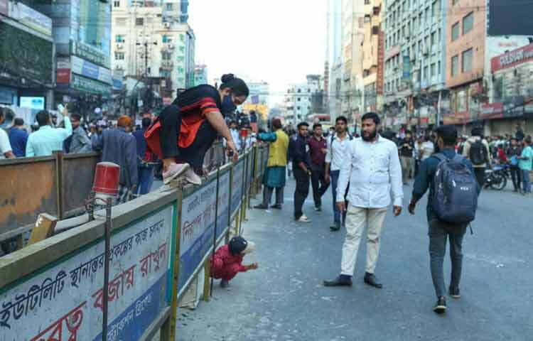 ব্যারিকেডের কারণে সাধারণ পথচারী ও যানবাহন ব্যবহারকারীদের ভোগান্তিতে পড়তে হয়। অনেকেই দীর্ঘ সময় রাস্তায় আটকে থাকেন, কেউ কেউ বিকল্প পথ খুঁজে নিলেও কমেনি দুর্ভোগ।