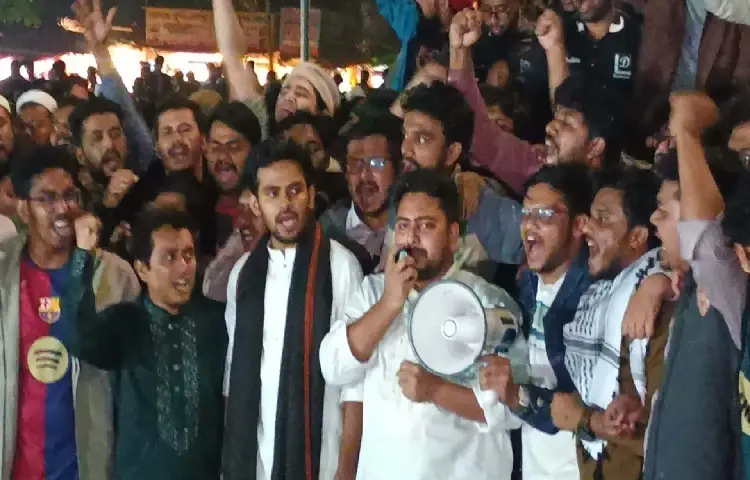 এ সময় নাহিদ ইসলাম জনতার সঙ্গে মিলে স্লোগান দেন, ‘গোলামী না আজাদি-আজাদি আজাদি’।